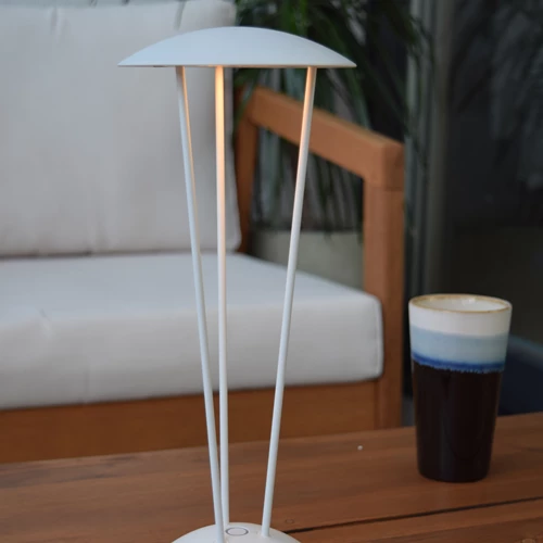 Lucide RENEE - Oplaadbare Tafellamp Binnen/Buiten - Accu/Batterij - Ø 12,3 cm - LED Dim to warm - 1x2,2W 2700K/3000K - IP54 - Met draadloos oplaadstation - Wit - sfeer 1